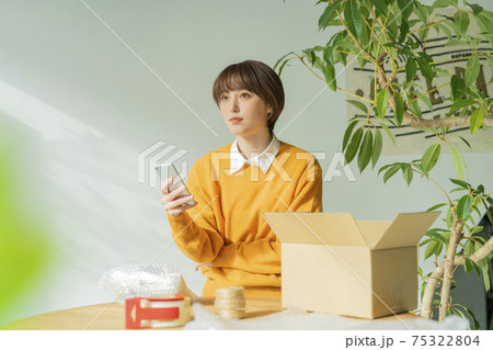 発送作業をする女性 75322804