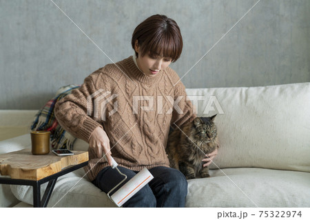 部屋の掃除をする女性 75322974