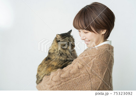 猫を抱く女性 75323092