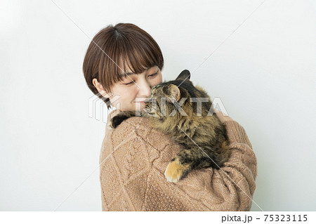 猫を抱く女性の写真素材