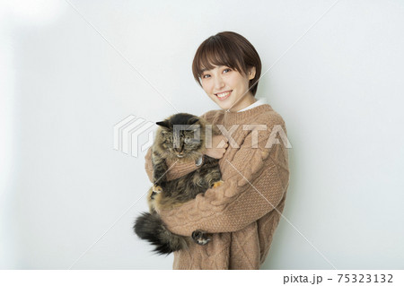 猫を抱く女性 猫を抱く女性 75323132