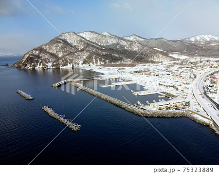 早春の北海道豊浦町礼文漁港の雪景色を空撮 早春の北海道豊浦町礼文漁港の雪景色を空撮 75323889