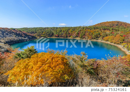 秋のえびの高原　不動池　宮崎県えびの市 75324161