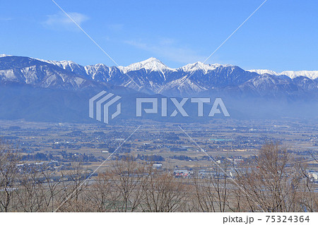松本市アルプス公園から望む早春の北アルプスと安曇野 75324364