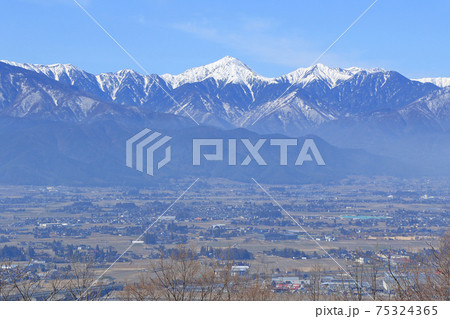 松本市アルプス公園から望む早春の北アルプスと安曇野 75324365
