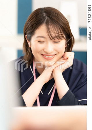 医療スタッフの若い女性 75324891