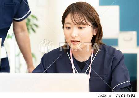 医療スタッフの若い女性 75324892