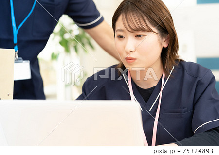 医療スタッフの若い女性 医療スタッフの若い女性 75324893