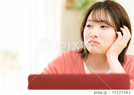 オンライン授業を受ける若い女性 75325561