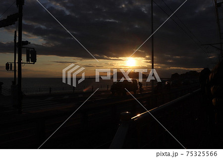 海に沈む夕陽 75325566