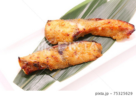 サワラの西京焼き　焼き魚　魚料理 75325629