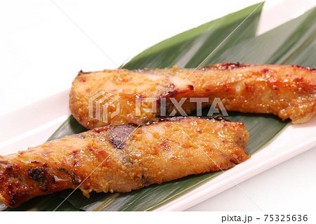 サワラの西京焼き　焼き魚　魚料理 75325636