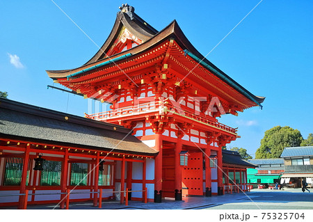 【京都府】快晴下の伏見稲荷大社　楼門 75325704
