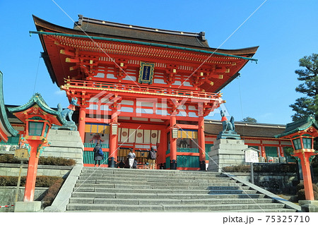 【京都府】快晴下の伏見稲荷大社 楼門 【京都府】快晴下の伏見稲荷大社 楼門 75325710