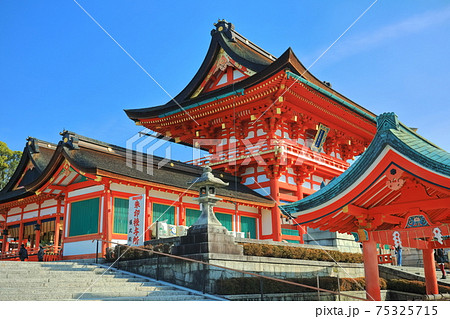 【京都府】快晴下の伏見稲荷大社　楼門 75325715