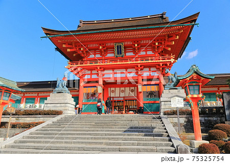 【京都府】快晴下の伏見稲荷大社 楼門 【京都府】快晴下の伏見稲荷大社 楼門 75325754