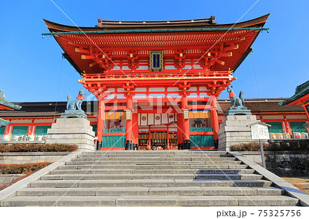 【京都府】快晴下の伏見稲荷大社　楼門 75325756