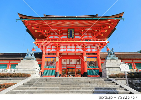 【京都府】快晴下の伏見稲荷大社 楼門 【京都府】快晴下の伏見稲荷大社 楼門 75325757