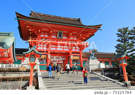 【京都府】快晴下の伏見稲荷大社　楼門 75325764