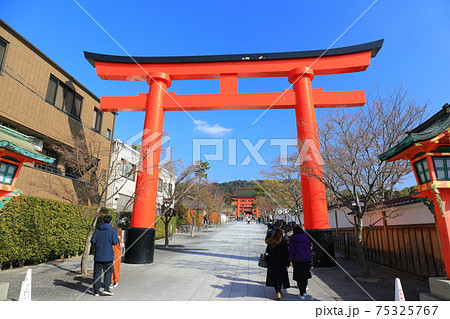 【京都府】快晴下の伏見稲荷大社　新表参道 75325767