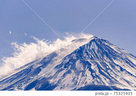 厳冬の富士山頂上クローズアップ（風強い） 75325935