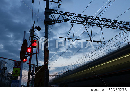 夜明けの電車 75326238