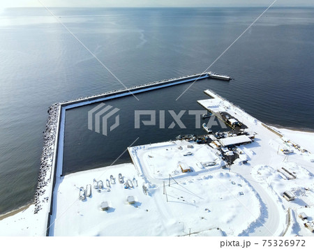 早春の北海道豊浦町大岸漁港の雪景色を空撮 早春の北海道豊浦町大岸漁港の雪景色を空撮 75326972