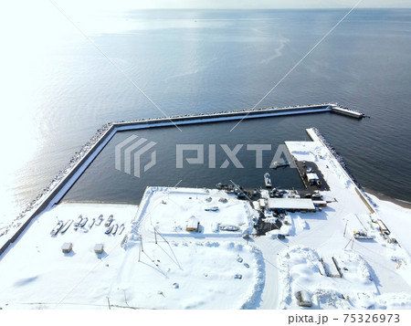 早春の北海道豊浦町大岸漁港の雪景色を空撮 75326973