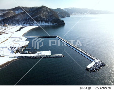 早春の北海道豊浦町大岸漁港の雪景色を空撮 早春の北海道豊浦町大岸漁港の雪景色を空撮 75326976