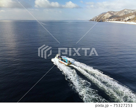 早春の北海道豊浦町大岸漁港から出漁する漁船の風景を空撮 早春の北海道豊浦町大岸漁港から出漁する漁船の風景を空撮 75327253