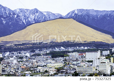 大分県別府市 鉄輪温泉 湯けむり展望台から見た美しい風景 大分県別府市 鉄輪温泉 湯けむり展望台から見た美しい風景 75327325