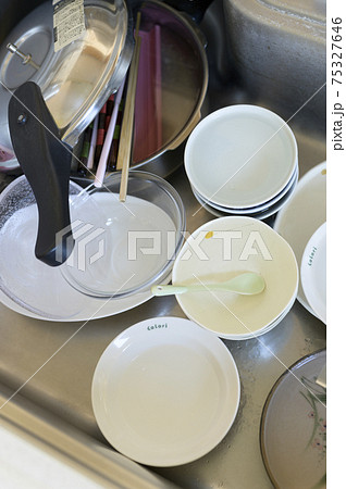 溜まった洗っていない食器 溜まった洗っていない食器 75327646