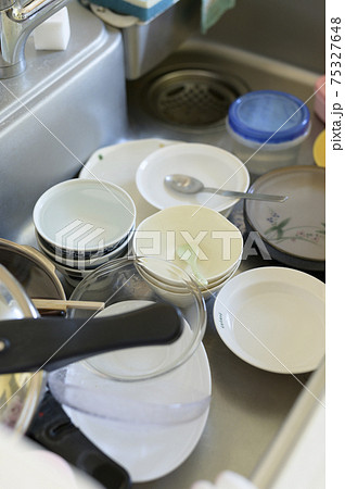 溜まった洗っていない食器 75327648