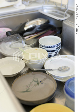 溜まった洗っていない食器 溜まった洗っていない食器 75327652