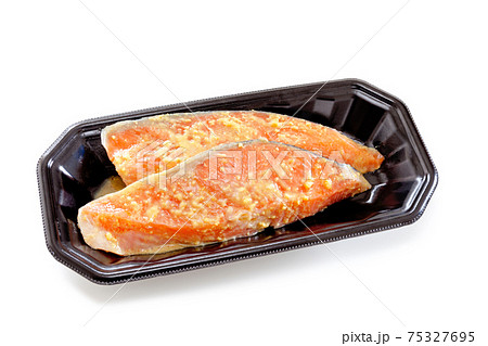 食品トレイの乳酸菌入り鮭の西京漬け【白背景】 75327695