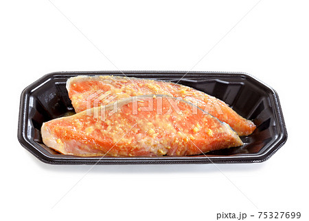 食品トレイの乳酸菌入り鮭の西京漬け【白背景】 食品トレイの乳酸菌入り鮭の西京漬け【白背景】 75327699