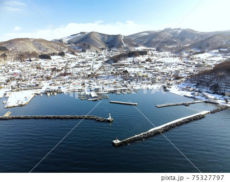 早春の北海道豊浦町豊浦漁港の雪景色を空撮 75327797