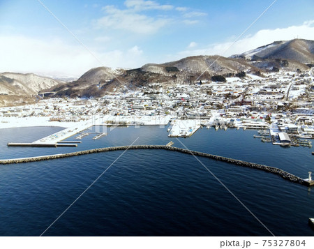 早春の北海道豊浦町豊浦漁港の雪景色を空撮 早春の北海道豊浦町豊浦漁港の雪景色を空撮 75327804