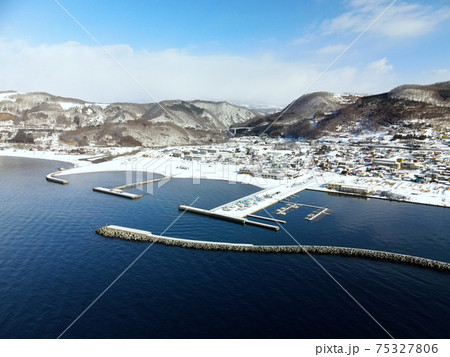 早春の北海道豊浦町豊浦漁港の雪景色を空撮 早春の北海道豊浦町豊浦漁港の雪景色を空撮 75327806
