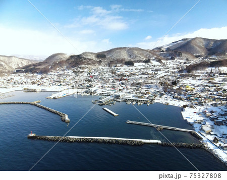 早春の北海道豊浦町豊浦漁港の雪景色を空撮 早春の北海道豊浦町豊浦漁港の雪景色を空撮 75327808