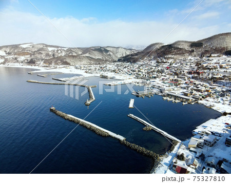 早春の北海道豊浦町豊浦漁港の雪景色を空撮 75327810