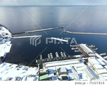 早春の北海道豊浦町豊浦漁港の雪景色を空撮 75327819