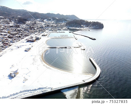 早春の北海道豊浦町豊浦漁港の雪景色を空撮 早春の北海道豊浦町豊浦漁港の雪景色を空撮 75327835