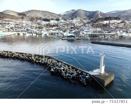 早春の北海道豊浦町豊浦漁港の雪景色を空撮 早春の北海道豊浦町豊浦漁港の雪景色を空撮 75327851