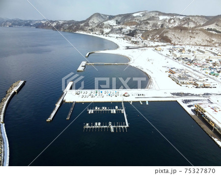 早春の北海道豊浦町豊浦漁港の雪景色を空撮 早春の北海道豊浦町豊浦漁港の雪景色を空撮 75327870