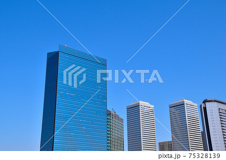 都市風景 飛行機 都市風景 飛行機 75328139