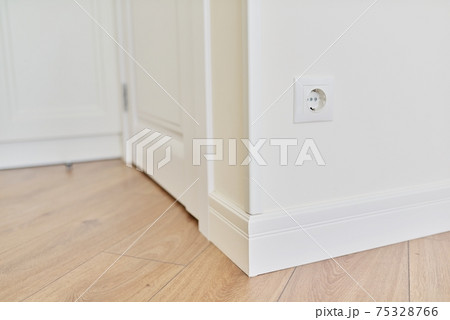 Repair in the house, apartment, close-up detail of the interior, floor plinth Repair in the house, apartment, close-up detail of the interior, floor plinth 75328766