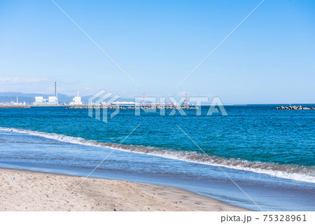 阿字ヶ浦海岸から見る常陸那珂港。 75328961