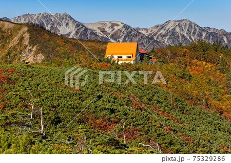 爺ヶ岳稜線から見る種池山荘と立山連峰 爺ヶ岳稜線から見る種池山荘と立山連峰 75329286