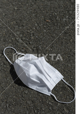 使用済みマスクのポイ捨て 75329480